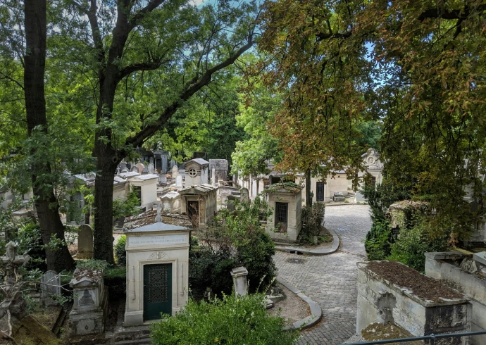 Caveaux et monuments funéraires dans un cimetière